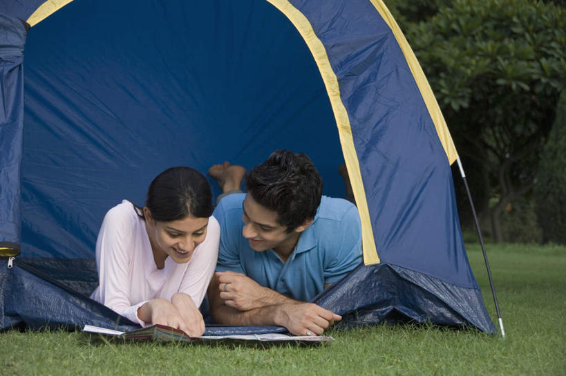 两个人,家庭,夫妻,横图,室外,白天,正面,爱情,草地,草坪,植物,道路,地图,亚洲,服装,信息,帐篷,交通,浪漫,注视,休闲装,方向,草,树,树木,衣服,绿色,自然,观察,看,趴着,休闲,温暖,温馨,一家人,休闲服,恩爱,恋人,服饰,生长,成长,观看,引导,指引,和睦,察看,关注,露营,野营,宿营,男人,男性,年轻男性,年轻女性,女人,女性,亚洲人,印度人,年轻人,夫妇,情侣,趴,彩图,全身,伴侣,融洽,导航