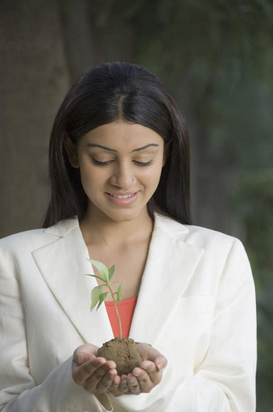 一个人,商务人士,商务女性,站,捧,笑,微笑,露齿笑,竖图,室外,白天,正面,叶子,亚洲,仅一个年轻女性,仅一个女性,仅一个人,套装,泥土,土壤,绿叶,注视,低头,观察,看,站着,嫩叶,观看,察看,关注,商务装,工薪阶层,秧苗,垂头,年轻女性,女人,女性,亚洲人,印度人,白领,上班族,叶,叶片,端,端着,捧着,手捧,站立,半身,彩图