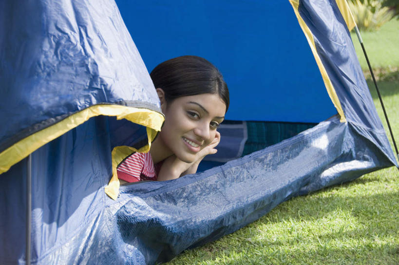 一个人,笑,微笑,露齿笑,横图,室外,白天,侧面,草地,草坪,植物,亚洲,仅一个年轻女性,仅一个女性,仅一个人,撑,阴影,服装,光线,影子,帐篷,托腮,注视,休闲装,草,树,树木,衣服,绿色,阳光,自然,观察,看,趴着,托,休闲,休闲服,服饰,生长,成长,观看,察看,关注,托下巴,露营,野营,宿营,年轻女性,女人,女性,亚洲人,印度人,趴,半身,彩图