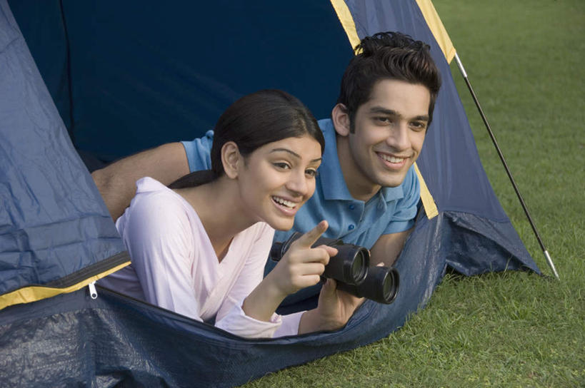 两个人,家庭,夫妻,笑,微笑,露齿笑,横图,室外,白天,侧面,爱情,草地,草坪,植物,相机,亚洲,握,阴影,服装,光线,影子,帐篷,浪漫,拿,拿着,注视,休闲装,草,树,树木,拍照,衣服,绿色,阳光,自然,数码相机,观察,看,趴着,休闲,温暖,温馨,一家人,休闲服,恩爱,握着,恋人,摄影,服饰,生长,成长,观看,和睦,察看,关注,露营,野营,宿营,男人,男性,年轻男性,年轻女性,女人,女性,亚洲人,印度人,年轻人,夫妇,情侣,照相机,趴,半身,彩图,照相,伴侣,融洽