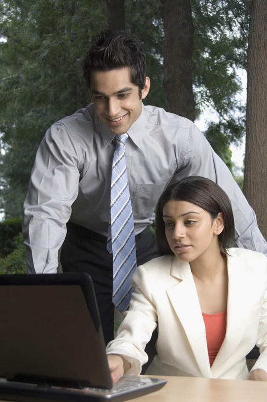 两个人,同事,商务人士,商务男性,商务女性,站,坐,笑,微笑,露齿笑,竖图,室外,白天,正面,衬衫,成功,合作,团队,集体,信心,电脑,笔记本电脑,植物,亚洲,套装,网络,领带,注视,通讯设备,队伍,树,树木,绿色,自然,观察,看,站着,生长,成长,观看,察看,无线,领导,象征,庄重,成就,关注,通信设备,商务装,身份,无线网络,合伙,领袖,无线上网,便携式电脑,工薪阶层,正式,地位,手提电脑,男人,男性,年轻男性,年轻女性,女人,女性,亚洲人,印度人,白领,上班族,站立,坐着,半身,彩图,衬衣