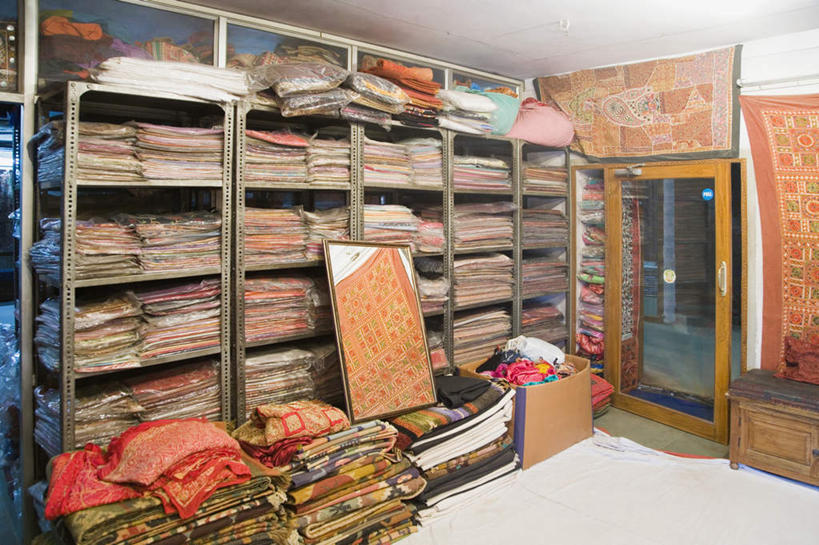 无人,商店,横图,室内,白天,正面,民族服装,购物,消费,纺织品,一排,整齐,布,织物,商铺,货架,架子,排列,金融,服饰,飘逸,堆,布匹,庄重,队列,追求,陈列架,选购,贸易,纱丽,雅致,血拼,超市货架,市肆,商号,纱丽服,清婉,妍丽,卡其布,彩图,传统服装,民俗服,店铺,奢华