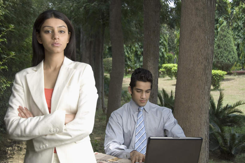 两个人,伙伴,朋友,商务人士,商务男性,商务女性,站,坐,双手交叉,横图,室外,白天,正面,衬衫,友谊,合作,团队,电脑,笔记本电脑,植物,亚洲,敲打,套装,网络,注视,输入,通讯设备,树,树木,绿色,自然,打字,观察,看,站着,战略,生长,成长,观看,点击,敲击,察看,无线,双手抱胸,关注,通信设备,商务装,无线网络,无线上网,便携式电脑,工薪阶层,联合,合谋,配合,协作,按键,手提电脑,男人,男性,年轻男性,年轻女性,女人,女性,亚洲人,印度人,白领,上班族,站立,坐着,半身,彩图,衬衣