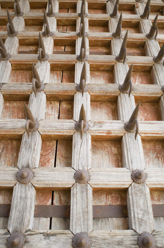 无人,家,宫殿,竖图,室外,特写,白天,仰视,别墅,门,静物,一排,整齐,并列,并排,房屋,屋子,公寓,洋房,楼房,住宅,排列,门框,锋利,尖锐,队列,豪宅,平行,尖利,犀利,彩图,低角度拍摄,房子