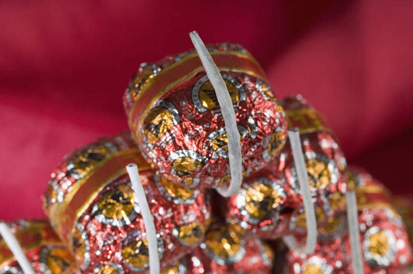 点心,无人,横图,俯视,室内,特写,白天,鞭炮,一堆,堆叠,堆积,朦胧,模糊,食品,食物,饼干,零食,堆,爆竿,爆仗,爆竹,鞭爆,炮仗,彩图,高角度拍摄