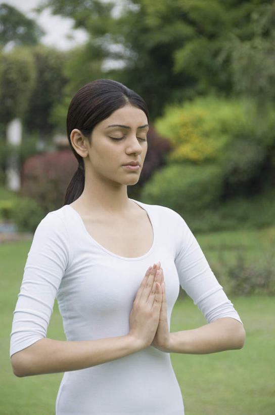 东方人,一个人,站,竖图,室外,白天,正面,锻炼,瑜伽,运动,草地,草坪,森林,树林,植物,亚洲,仅一个年轻女性,仅一个女性,仅一个人,服装,朦胧,模糊,祝福,休闲装,草,树,树木,虔诚,衣服,绿色,自然,祈祷,双手合十,站着,休闲,休闲服,养生,服饰,感谢,合掌,合十礼,合掌礼,合十,莲华合掌,感恩,体育,年轻女性,女人,女性,亚洲人,印度人,站立,半身,彩图,健身