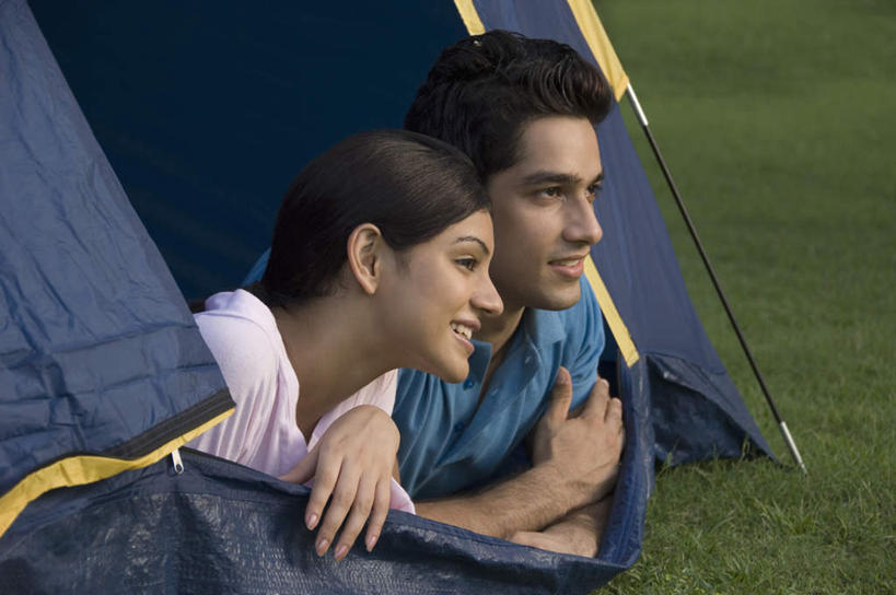 两个人,家庭,夫妻,笑,微笑,露齿笑,横图,室外,白天,侧面,爱情,旅游,度假,草地,草坪,植物,亚洲,服装,帐篷,浪漫,注视,休闲装,娱乐,草,衣服,绿色,观察,看,趴着,享受,休闲,温暖,温馨,一家人,休闲服,恩爱,放松,恋人,服饰,观看,和睦,察看,关注,露营,野营,宿营,男人,男性,年轻男性,年轻女性,女人,女性,亚洲人,印度人,年轻人,夫妇,情侣,趴,玩耍,半身,彩图,伴侣,融洽