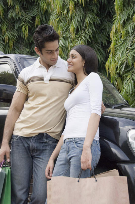 两个人,家庭,夫妻,站,笑,微笑,露齿笑,竖图,室外,白天,正面,爱情,购物,旅游,度假,消费,森林,树林,植物,汽车,袋子,亚洲,服装,包装袋,手提袋,购物袋,浪漫,拿,拿着,注视,休闲装,娱乐,车,树,树木,衣服,绿色,自然,交通工具,轿车,观察,看,站着,享受,休闲,温暖,温馨,一家人,休闲服,恩爱,放松,金融,恋人,服饰,观看,和睦,察看,购买,关注,贸易,男人,男性,年轻男性,年轻女性,女人,女性,亚洲人,印度人,年轻人,夫妇,情侣,玩耍,站立,半身,彩图,伴侣,融洽