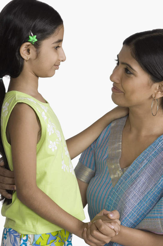 儿童,两个人,家庭,母亲,女儿,站,笑,微笑,露齿笑,竖图,室内,白天,白色背景,侧面,民族服装,纯洁,亚洲,注视,小孩,观察,看,站着,温暖,温馨,母女,一家人,可爱,母爱,童年,童趣,摄影,服饰,影棚,观看,飘逸,和睦,察看,庄重,关注,追求,童真,烂漫,无邪,纱丽,雅致,纱丽服,清婉,妍丽,天真,年轻女性,女孩,女人,女性,亚洲人,印度人,孩子,年轻人,站立,半身,彩图,影棚拍摄,传统服装,民俗服,拍摄,融洽,女生,奢华