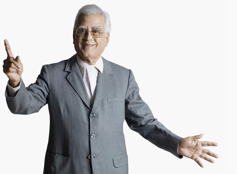 一个人,商务人士,商务男性,站,横图,室内,白天,白色背景,正面,衬衫,亚洲,仅一个男性,仅一个人,戴,指,套装,眼镜,注视,方向,观察,看,手势,站着,仅一个老年男性,摄影,影棚,观看,察看,指向,关注,商务装,近视眼镜,工薪阶层,老年男性,男人,男性,亚洲人,印度人,白领,上班族,站立,半身,彩图,影棚拍摄,衬衣,拍摄