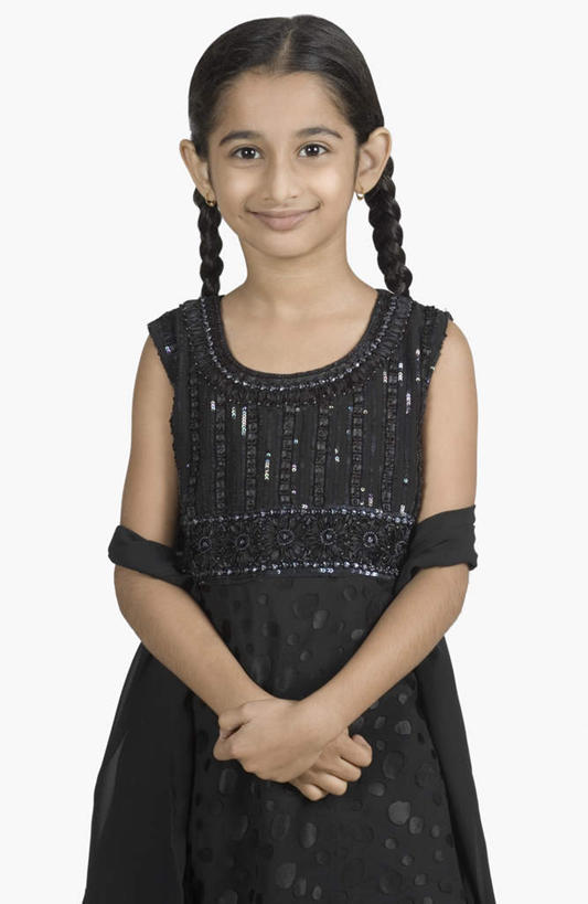 儿童,一个人,站,笑,微笑,露齿笑,竖图,室内,白天,白色背景,正面,民族服装,纯洁,亚洲,仅一个女性,仅一个人,服装,注视,小孩,衣服,观察,看,站着,仅一个小孩,可爱,童年,童趣,摄影,服饰,影棚,观看,察看,衣着,穿着,关注,童真,烂漫,无邪,衣饰,天真,女孩,女人,女性,亚洲人,印度人,孩子,站立,半身,彩图,影棚拍摄,传统服装,民俗服,拍摄,女生