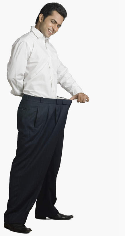 一个人,站,竖图,室内,白天,白色背景,侧面,亚洲,仅一个男性,仅一个人,服装,裤子,拿,拿着,注视,休闲装,仅一个年轻男性,衣服,观察,看,站着,休闲,休闲服,摄影,服饰,影棚,观看,减肥,察看,关注,瘦身,男人,男性,年轻男性,亚洲人,印度人,站立,彩图,全身,影棚拍摄,拍摄