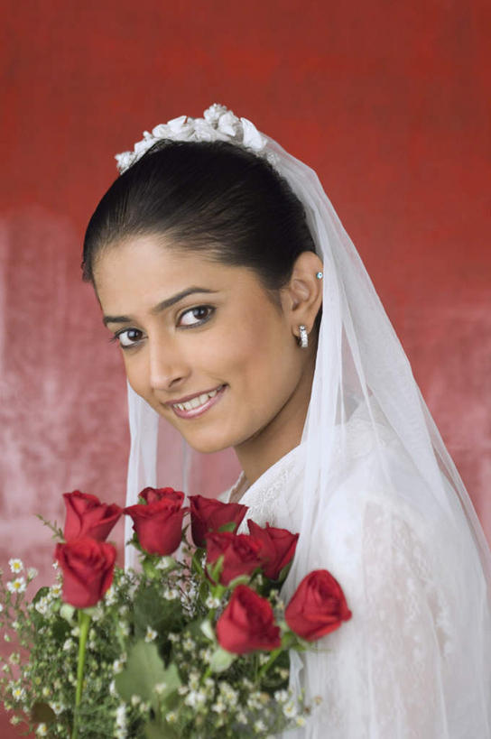 脸,头,脸颊,一个人,站,笑,微笑,露齿笑,竖图,室内,特写,白天,正面,婚纱,爱情,幸福,纯洁,热情,玫瑰,亚洲,仅一个年轻女性,仅一个女性,仅一个人,红色背景,盛开,捧花,玫瑰花,浪漫,拿,花蕾,拿着,注视,花,花瓣,花朵,鲜花,花苞,花蕊,观察,看,站着,温暖,温馨,恩爱,摄影,影棚,观看,和睦,察看,关注,感动,尊敬,天真,刺玫花,徘徊花,年轻女性,女人,女性,亚洲人,印度人,头部,脸部,脸蛋,面部,站立,半身,彩图,影棚拍摄,婚礼服,礼服,拍摄,融洽