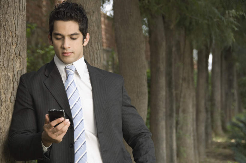 一个人,商务人士,商务男性,站,打电话,横图,室外,白天,正面,衬衫,森林,树林,植物,电话,手机,亚洲,仅一个男性,仅一个人,一排,套装,整齐,拿,拿着,注视,通讯设备,树,树木,排列,仅一个年轻男性,绿色,自然,观察,看,站着,观看,察看,队列,关注,商务装,工薪阶层,交流,男人,男性,年轻男性,亚洲人,印度人,白领,上班族,沟通,通话,站立,半身,彩图,衬衣