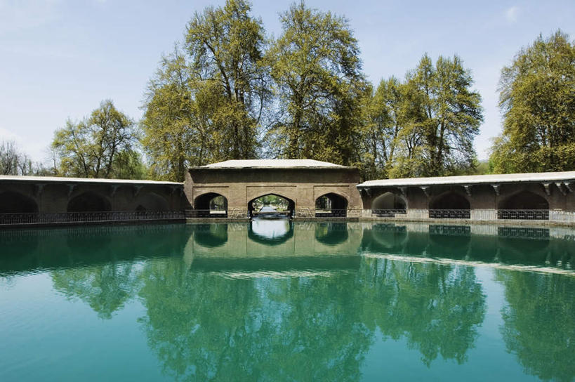 无人,横图,室外,白天,正面,旅游,度假,河流,石头,美景,水,植物,印度,亚洲,阴影,光线,石子,影子,河水,景观,水流,桥,娱乐,石桥,拱桥,栈桥,树,树木,蓝色,绿色,倒影,蓝天,天空,阳光,自然,天,享受,休闲,景色,放松,拱形,生长,晴朗,成长,人行桥,石拱桥,倒映,自然风光,南亚,万里无云,印度共和国,反照,查谟.克什米尔,查谟.克什米尔邦,石块,晴空,晴空万里,彩图