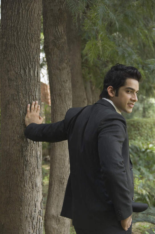 一个人,商务人士,商务男性,站,摸,竖图,室外,白天,侧面,衬衫,森林,树林,植物,亚洲,仅一个男性,仅一个人,抚摸,套装,注视,树,树木,仅一个年轻男性,绿色,自然,观察,看,站着,观看,察看,关注,商务装,工薪阶层,男人,男性,年轻男性,亚洲人,印度人,白领,上班族,触摸,接触,站立,半身,彩图,衬衣