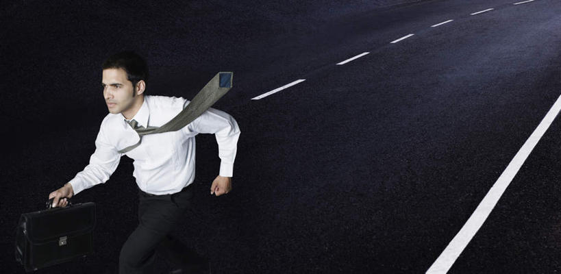 一个人,商务人士,商务男性,站,跑,横图,俯视,室外,白天,衬衫,锻炼,运动,道路,路,公路,亚洲,仅一个男性,仅一个人,套装,分界线,领带,停车线,交通,注视,仅一个年轻男性,观察,看,站着,观看,车行道,车行道分界线,察看,象征,庄重,关注,标线,商务装,身份,工薪阶层,车行线,正式,地位,体育,男人,男性,年轻男性,亚洲人,印度人,白领,上班族,马路,跑步,站立,半身,彩图,高角度拍摄,衬衣,健身