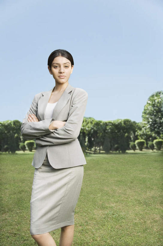 一个人,商务人士,商务女性,站,双手交叉,竖图,室外,白天,正面,草地,草坪,森林,树林,植物,亚洲,仅一个年轻女性,仅一个女性,仅一个人,阴影,套装,光线,影子,注视,草,树,树木,蓝色,绿色,蓝天,天空,阳光,自然,天,观察,看,站着,晴朗,观看,察看,双手抱胸,关注,商务装,工薪阶层,万里无云,年轻女性,女人,女性,亚洲人,印度人,白领,上班族,晴空,晴空万里,站立,半身,彩图