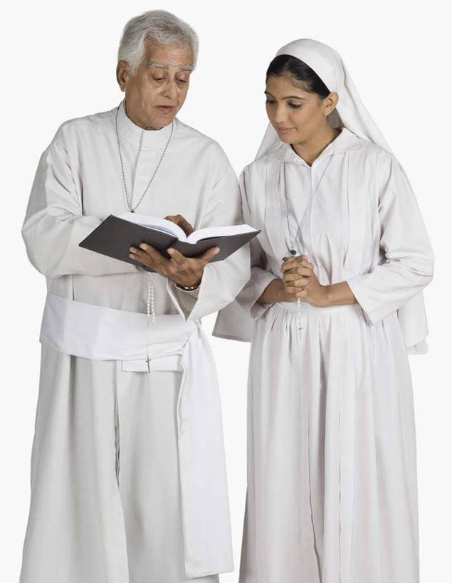 两个人,家庭,父亲,女儿,牧师,传教士,站,说,竖图,室内,白天,白色背景,正面,民族服装,亚洲,服装,拿,拿着,注视,衣服,观察,看,站着,温暖,温馨,父女,一家人,父爱,摄影,服饰,影棚,观看,和睦,察看,衣着,穿着,关注,经书,经文,衣饰,交流,老年男性,男人,男性,年轻女性,女人,女性,亚洲人,印度人,传道者,祭司,教士,神甫,神父,沟通,讲话,交谈,说话,谈话,站立,半身,彩图,影棚拍摄,传统服装,民俗服,拍摄,融洽