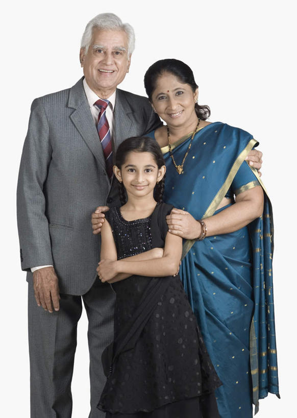 儿童,老年人,三个人,家庭,夫妻,祖母,祖父,站,抱,笑,双手交叉,微笑,露齿笑,竖图,室内,白天,白色背景,正面,民族服装,爱情,纯洁,亚洲,浪漫,注视,小孩,观察,看,站着,温暖,温馨,一家人,恩爱,可爱,童年,童趣,恋人,摄影,服饰,影棚,奶奶,爷爷,抱着,观看,飘逸,祖孙,和睦,察看,双手抱胸,搂着,庄重,关注,追求,童真,烂漫,无邪,外婆,外祖母,外公,外祖父,外孙,纱丽,外孙子,雅致,纱丽服,清婉,妍丽,天真,老年男性,老年女性,男孩,男人,男性,女人,女性,亚洲人,印度人,孩子,夫妇,情侣,孙子,怀抱,搂,搂抱,相抱,拥抱,站立,半身,彩图,影棚拍摄,传统服装,民俗服,拍摄,伴侣,融洽,男生,奢华