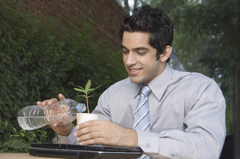 一个人,商务人士,商务男性,坐,横图,室外,白天,正面,衬衫,森林,树林,水,植物,叶子,亚洲,仅一个男性,仅一个人,套装,盆栽,液体,领带,盆景,拿,拿着,注视,饮用水,浇水,树,树木,仅一个年轻男性,一个,绿色,自然,瓶子,塑料制品,矿泉水,观察,看,塑料瓶,生长,单个,成长,观看,察看,象征,庄重,关注,商务装,身份,工薪阶层,蒸馏水,正式,地位,男人,男性,年轻男性,亚洲人,印度人,白领,上班族,坐着,半身,彩图,衬衣