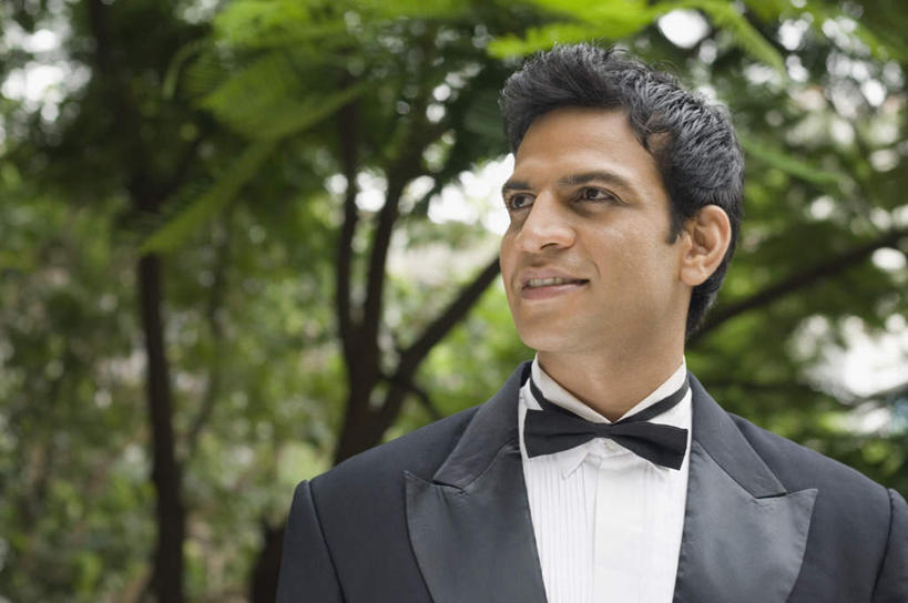 脸,头,脸颊,一个人,站,笑,微笑,露齿笑,横图,室外,特写,白天,正面,森林,树林,植物,亚洲,仅一个男性,仅一个人,戴,朦胧,模糊,领结,注视,树,树木,仅一个年轻男性,绿色,自然,观察,看,站着,观看,察看,关注,男人,男性,年轻男性,亚洲人,印度人,头部,脸部,脸蛋,面部,站立,半身,彩图,礼服