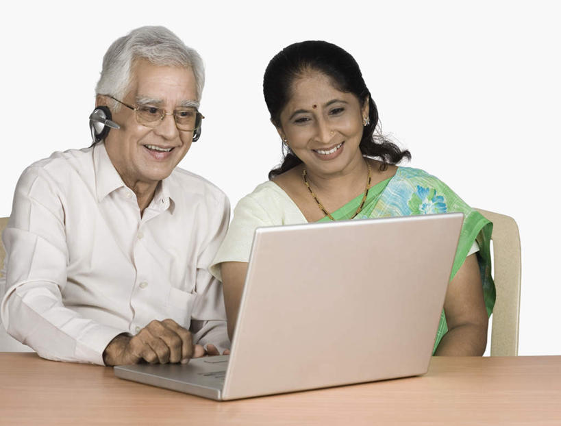 老年人,两个人,家庭,夫妻,坐,笑,微笑,露齿笑,横图,室内,白天,白色背景,正面,民族服装,爱情,电脑,笔记本电脑,桌面,桌子,亚洲,戴,服装,网络,眼镜,浪漫,注视,休闲装,通讯设备,座椅,衣服,观察,看,休闲,温暖,温馨,一家人,休闲服,恩爱,恋人,摄影,服饰,影棚,观看,飘逸,和睦,察看,无线,庄重,关注,追求,通信设备,无线网络,近视眼镜,无线上网,便携式电脑,纱丽,雅致,纱丽服,清婉,妍丽,手提电脑,老年男性,老年女性,男人,男性,女人,女性,亚洲人,印度人,夫妇,情侣,坐着,半身,彩图,影棚拍摄,传统服装,民俗服,拍摄,伴侣,融洽,奢华