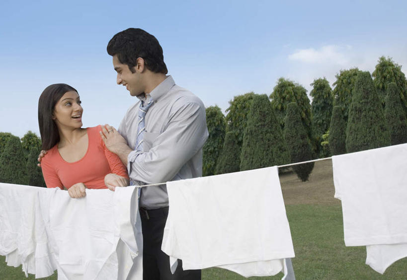 两个人,家庭,夫妻,站,笑,微笑,露齿笑,横图,室外,白天,正面,爱情,家务,森林,树林,植物,亚洲,吊挂,悬挂,阴影,服装,劳动,光线,影子,云,云朵,浪漫,挂,云彩,注视,休闲装,树,树木,衣服,蓝色,绿色,白云,蓝天,天空,阳光,自然,晾衣绳,绳子,天,观察,看,站着,休闲,温暖,温馨,一家人,面对面,休闲服,恩爱,恋人,服饰,晴朗,观看,和睦,察看,关注,男人,男性,年轻男性,年轻女性,女人,女性,亚洲人,印度人,年轻人,夫妇,情侣,晴空,站立,半身,彩图,伴侣,融洽