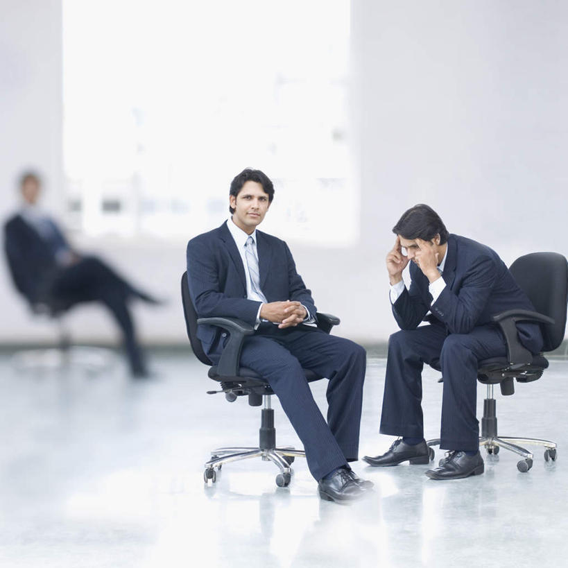 三个人,同事,商务人士,商务男性,横图,室内,白天,正面,衬衫,成功,合作,团队,集体,信心,椅子,亚洲,套装,朦胧,模糊,瓷砖,地砖,墙,地面,注视,队伍,墙壁,墙面,会议椅,观察,看,观看,办公椅,察看,领导,成就,关注,商务装,合伙,领袖,工薪阶层,商务椅,培训椅,男人,男性,年轻男性,亚洲人,印度人,白领,上班族,彩图,全身,衬衣