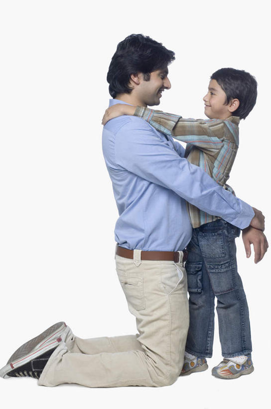 儿童,两个人,家庭,父亲,儿子,站,跪,抱,笑,微笑,露齿笑,竖图,室内,白天,白色背景,侧面,纯洁,亚洲,服装,注视,休闲装,衣服,观察,看,站着,休闲,温暖,温馨,父子,一家人,面对面,休闲服,父爱,可爱,童年,童趣,摄影,服饰,影棚,抱着,观看,和睦,察看,搂着,关注,童真,烂漫,无邪,天真,男孩,男人,男性,年轻男性,亚洲人,印度人,孩子,跪着,怀抱,搂,搂抱,相抱,拥抱,站立,彩图,全身,影棚拍摄,拍摄,融洽