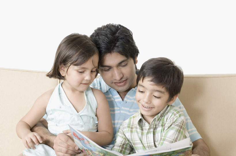 儿童,三个人,家庭,父亲,儿子,坐,横图,室内,白天,正面,看书,阅读,纯洁,沙发,书籍,亚洲,学习,服装,墙,拿,拿着,注视,休闲装,墙壁,墙面,衣服,书本,观察,看,休闲,温暖,温馨,父子,一家人,休闲服,父爱,可爱,童年,童趣,读书,浏览,服饰,观看,和睦,察看,关注,童真,烂漫,无邪,天真,男孩,男人,男性,年轻男性,年轻女性,女孩,女人,女性,亚洲人,印度人,孩子,书,图书,坐着,半身,彩图,融洽,女生,皮沙发