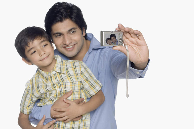 儿童,两个人,家庭,父亲,儿子,站,抱,笑,微笑,露齿笑,横图,室内,白天,白色背景,正面,纯洁,相机,亚洲,服装,拿,拿着,注视,休闲装,小孩,拍照,衣服,数码相机,观察,看,站着,休闲,温暖,温馨,父子,一家人,休闲服,父爱,可爱,童年,童趣,摄影,服饰,影棚,抱着,观看,和睦,察看,搂着,关注,童真,烂漫,无邪,天真,男孩,男人,男性,年轻男性,亚洲人,印度人,孩子,年轻人,照相机,怀抱,搂,搂抱,相抱,拥抱,站立,半身,彩图,影棚拍摄,拍摄,照相,融洽,男生