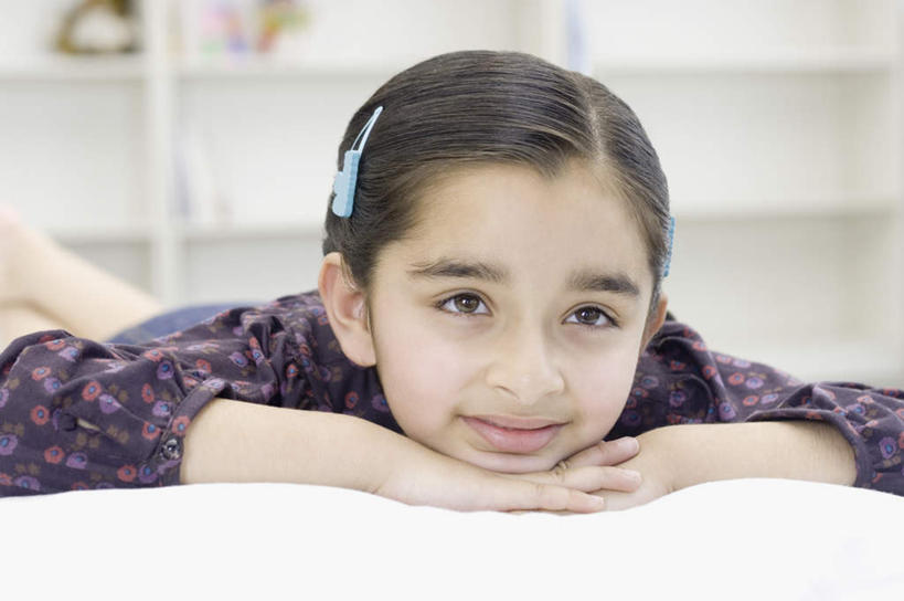 儿童,脸,头,脸颊,一个人,笑,微笑,横图,室内,特写,白天,正面,纯洁,床,柜子,卧室,亚洲,仅一个女性,仅一个人,服装,朦胧,模糊,双人床,床单,注视,休闲装,被子,小孩,衣服,观察,看,趴着,仅一个小孩,休闲,休闲服,可爱,童年,童趣,服饰,观看,察看,被单,关注,童真,烂漫,无邪,天真,女孩,女人,女性,亚洲人,印度人,孩子,头部,脸部,脸蛋,面部,趴,半身,彩图,睡房,卧房,女生