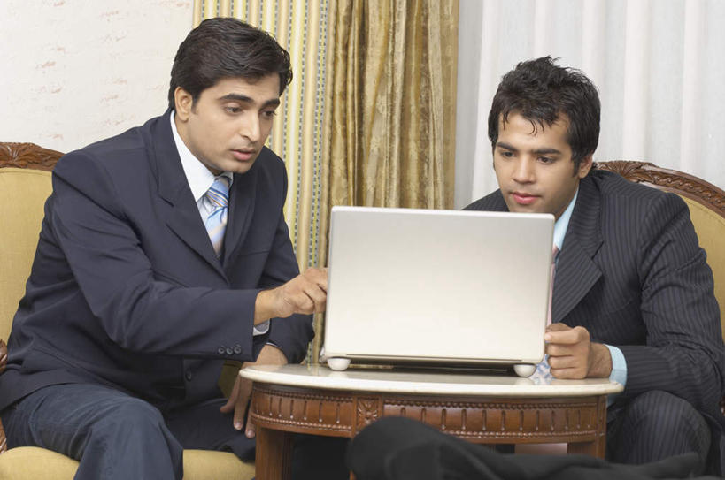 两个人,伙伴,朋友,商务人士,商务男性,坐,说,横图,室内,白天,正面,衬衫,友谊,合作,团队,电脑,笔记本电脑,窗帘,桌子,亚洲,指,套装,装饰,网络,注视,方向,通讯设备,帘子,观察,看,手势,遮阳,战略,观看,华丽,修饰,点缀,察看,无线,指向,关注,通信设备,商务装,无线网络,无线上网,便携式电脑,工薪阶层,联合,合谋,衬托,美观,雅致,雅观,交流,配合,协作,手提电脑,男人,男性,年轻男性,亚洲人,印度人,白领,上班族,沟通,讲话,交谈,说话,谈话,坐着,半身,彩图,衬衣