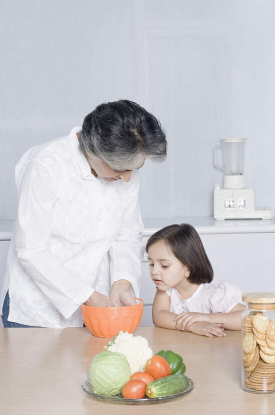 儿童,老年人,两个人,家庭,祖母,站,笑,微笑,露齿笑,竖图,室内,白天,正面,纯洁,餐桌,桌子,蔬菜,西红柿,亚洲,服装,新鲜,花菜,花椰菜,西兰花,食品,拿,拿着,注视,休闲装,食物,小孩,衣服,观察,看,站着,休闲,温暖,温馨,一家人,休闲服,可爱,童年,童趣,服饰,有机食品,绿色食品,奶奶,餐台,观看,祖孙,和睦,察看,关注,童真,烂漫,无邪,外婆,外孙女,外祖母,天真,老年女性,女孩,女人,女性,亚洲人,印度人,孩子,孙女,番茄,站立,半身,彩图,融洽,女生