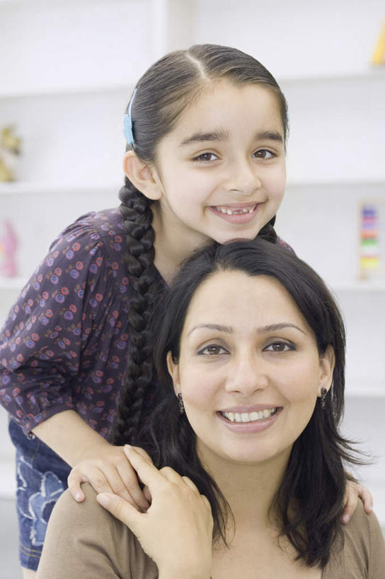 儿童,两个人,家庭,母亲,女儿,坐,抱,笑,微笑,露齿笑,竖图,室内,白天,正面,柜子,亚洲,服装,注视,休闲装,衣服,观察,看,休闲,温暖,温馨,母女,一家人,休闲服,母爱,服饰,抱着,观看,和睦,察看,搂着,关注,年轻女性,女孩,女人,女性,亚洲人,印度人,孩子,怀抱,搂,搂抱,相抱,拥抱,坐着,半身,彩图,融洽