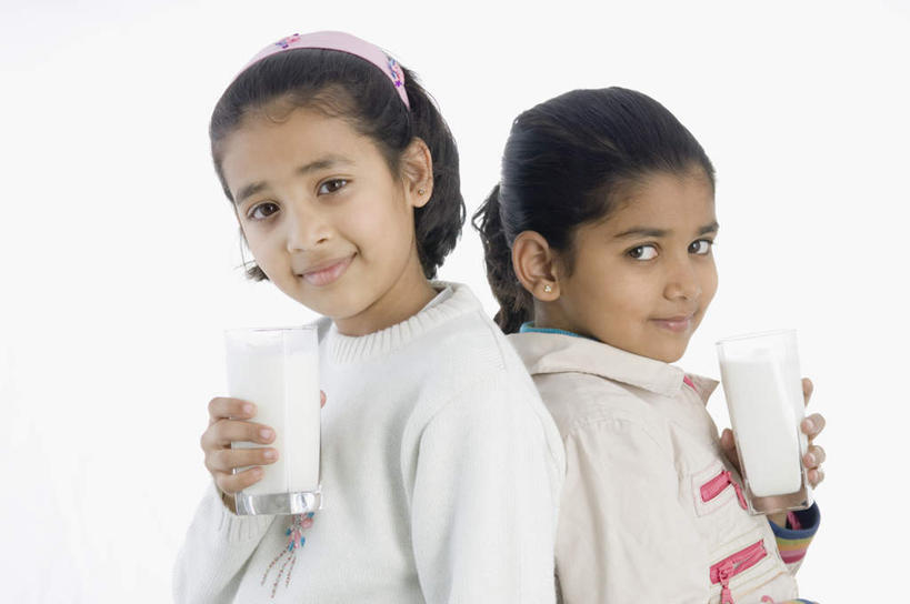 牛奶,儿童,两个人,家庭,伙伴,朋友,站,横图,室内,白天,白色背景,侧面,友谊,纯洁,杯子,亚洲,服装,饮品,营养,拿,拿着,休闲装,玻璃制品,饮料,小孩,衣服,水杯,站着,休闲,温暖,温馨,一家人,休闲服,可爱,童年,童趣,摄影,服饰,影棚,和睦,乳制品,奶,牛乳,童真,烂漫,无邪,安神,天真,友情,女孩,女人,女性,亚洲人,印度人,玻璃杯,站立,半身,彩图,影棚拍摄,拍摄,融洽,女生