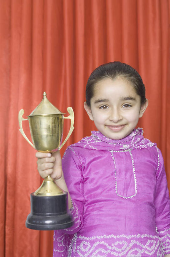 儿童,一个人,站,竖图,室内,白天,正面,纯洁,成功,胜利,亚洲,仅一个女性,仅一个人,服装,拿,拿着,注视,休闲装,小孩,衣服,观察,看,站着,仅一个小孩,休闲,休闲服,光彩,可爱,童年,童趣,服饰,观看,察看,关注,荣誉,奖品,童真,烂漫,无邪,荣耀,光荣,天真,女孩,女人,女性,亚洲人,印度人,孩子,站立,半身,彩图,奖杯,女生