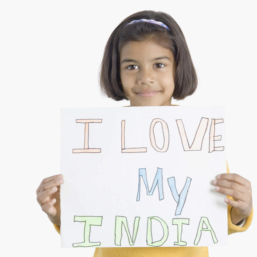 儿童,一个人,站,横图,室内,白天,白色背景,正面,纯洁,亚洲,仅一个女性,仅一个人,服装,装饰,英文,标志,材料,档案,文件,文字,字符,字母,拿,拿着,注视,休闲装,标识,小孩,衣服,发箍,发饰,饰品,资料,观察,看,站着,仅一个小孩,休闲,休闲服,可爱,童年,童趣,摄影,服饰,影棚,头箍,观看,英文字母,察看,关注,文档,发卡,童真,烂漫,无邪,配饰,天真,女孩,女人,女性,亚洲人,印度人,孩子,站立,半身,彩图,影棚拍摄,拍摄,女生