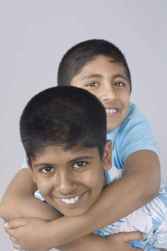 儿童,两个人,家庭,站,抱,竖图,室内,白天,正面,纯洁,亚洲,灰色背景,服装,注视,休闲装,小孩,衣服,观察,看,站着,休闲,温暖,温馨,一家人,休闲服,可爱,童年,童趣,摄影,服饰,影棚,抱着,观看,和睦,察看,搂着,关注,童真,烂漫,无邪,天真,男孩,男人,男性,亚洲人,印度人,怀抱,搂,搂抱,相抱,拥抱,站立,半身,彩图,影棚拍摄,拍摄,融洽,男生