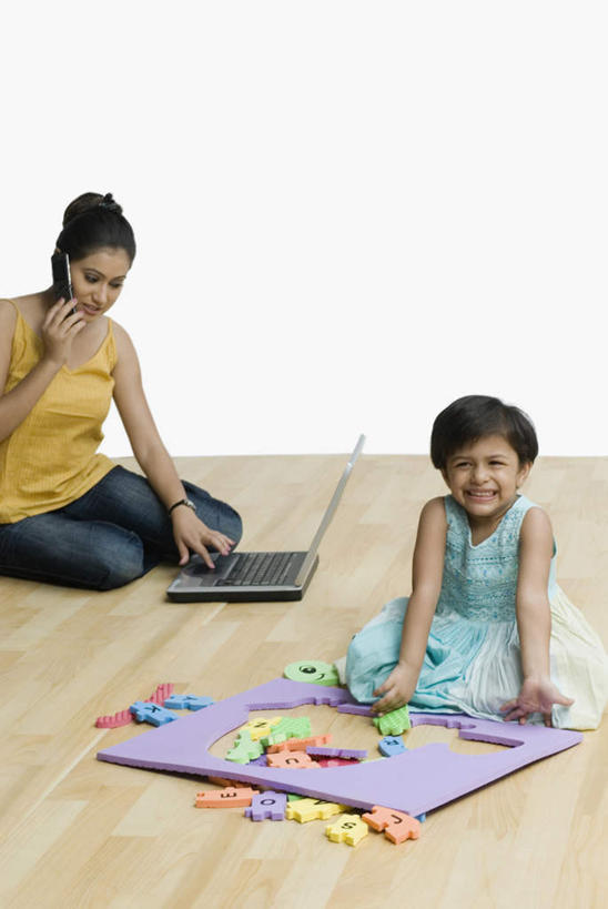 儿童,两个人,家庭,母亲,女儿,坐,笑,打电话,微笑,露齿笑,竖图,室内,白天,正面,纯洁,电脑,笔记本电脑,地板,卧室,电话,拼图,手机,玩具,亚洲,服装,网络,地面,拿,拿着,注视,休闲装,通讯设备,木地板,小孩,衣服,观察,看,休闲,温暖,温馨,母女,一家人,休闲服,可爱,母爱,童年,童趣,服饰,观看,和睦,察看,无线,关注,通信设备,无线网络,无线上网,便携式电脑,童真,烂漫,无邪,交流,天真,手提电脑,年轻女性,女孩,女人,女性,亚洲人,印度人,孩子,年轻人,沟通,通话,坐着,半身,彩图,睡房,卧房,融洽,女生