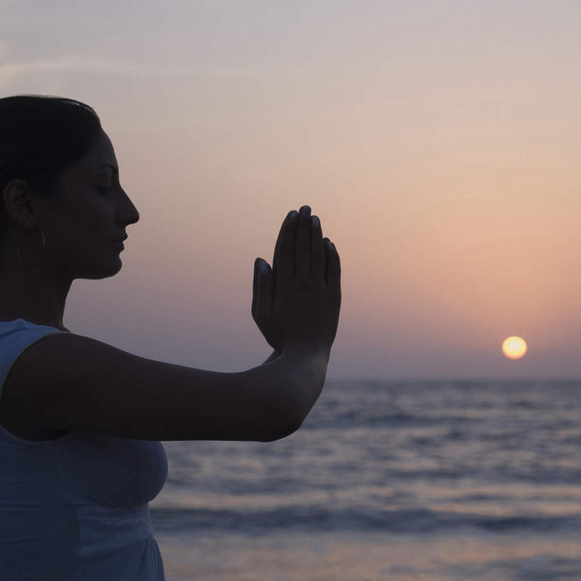 一个人,站,横图,室外,白天,侧面,锻炼,旅游,度假,瑜伽,运动,海浪,海洋,美景,日落,亚洲,仅一个年轻女性,仅一个女性,仅一个人,服装,景观,浪花,水平线,晚霞,霞光,辽阔,海平线,祝福,注视,休闲装,娱乐,虔诚,衣服,自然,海水,黄昏,观察,看,祈祷,双手合十,站着,享受,休闲,广阔,休闲服,景色,彩霞,放松,养生,服饰,观看,一望无际,察看,关注,自然风光,感谢,合掌,海景,合十礼,合掌礼,合十,莲华合掌,感恩,无边无际,一马平川,体育,年轻女性,女人,女性,亚洲人,印度人,大海,风浪,海,海水的波动,近岸浪,涌浪,夕阳,站立,半身,彩图,健身,水天相接,水天一线