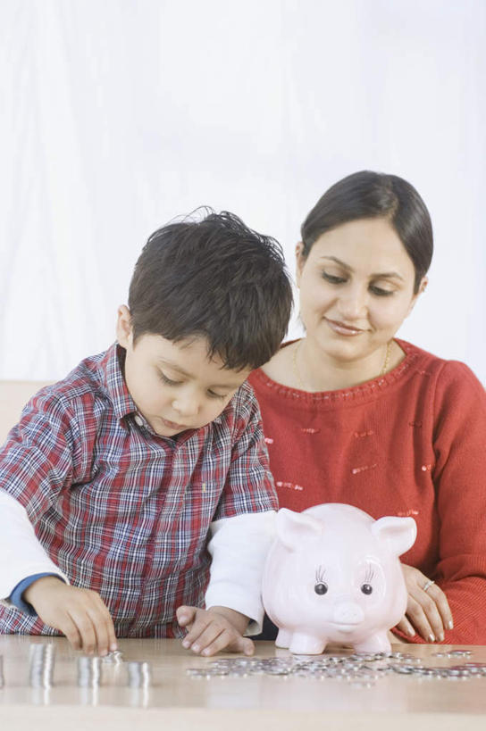 家庭,母亲,儿子,坐,竖图,室内,白天,正面,纯洁,钱,桌面,桌子,亚洲,服装,钱币,拿,拿着,注视,休闲装,衣服,容器,观察,看,休闲,温暖,温馨,母子,一家人,休闲服,储蓄罐,器皿,可爱,母爱,童年,童趣,储蓄,存钱,金融,理财,服饰,经济,观看,和睦,察看,资金,存钱罐,关注,存款,流通,贸易,童真,烂漫,无邪,贮钱罐,储钱罐,扑满,天真,货币,现金,硬币,亚洲人,印度人,坐着,半身,彩图,融洽