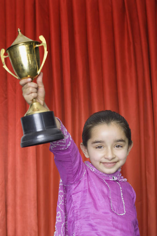 儿童,一个人,站,举,竖图,室内,白天,正面,纯洁,成功,胜利,亚洲,仅一个女性,仅一个人,服装,拿,拿着,注视,休闲装,小孩,衣服,观察,看,托,站着,仅一个小孩,休闲,休闲服,光彩,可爱,童年,童趣,服饰,观看,察看,关注,荣誉,奖品,童真,烂漫,无邪,荣耀,光荣,天真,女孩,女人,女性,亚洲人,印度人,孩子,举起,举手,举着,向上举,向上伸,向上托,站立,半身,彩图,奖杯,女生