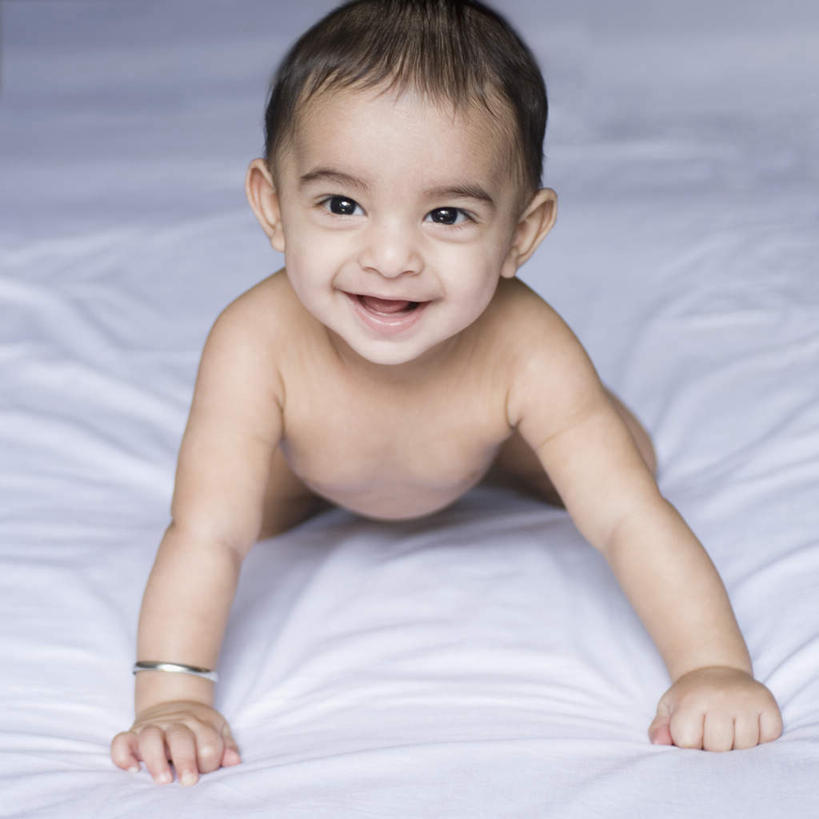 婴儿,儿童,一个人,笑,微笑,露齿笑,横图,俯视,室内,白天,纯洁,床,亚洲,仅一个人,双人床,床单,注视,被子,裸露,小孩,观察,看,趴着,可爱,活泼,观看,察看,被单,关注,宝宝,裸,纯真,烂漫,无邪,伶俐,天真,亚洲人,印度人,孩子,趴,彩图,高角度拍摄,全身