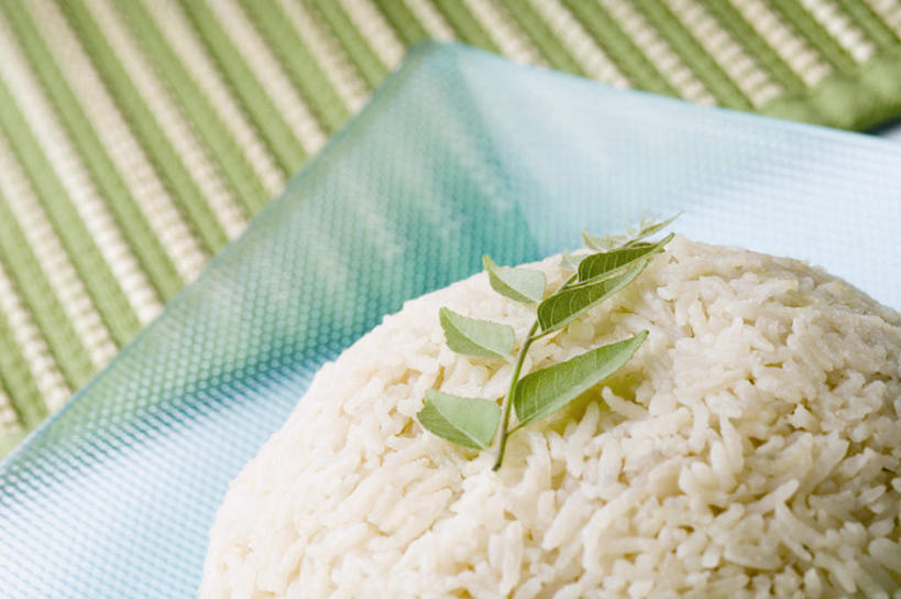 米饭,无人,横图,俯视,室内,特写,白天,烹饪,叶子,朦胧,模糊,装饰,谷类,谷物,料理,食品,绿叶,饭,米,菜肴,美食,食物,嫩叶,佳肴,华丽,修饰,点缀,五谷,香米,衬托,美观,雅致,雅观,印度菜,印度料理,印度香米,巴斯马蒂大米,巴斯马蒂香米,香稻,叶,叶片,彩图,高角度拍摄