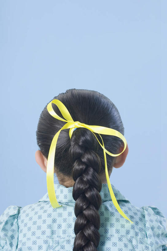 儿童,一个人,站,竖图,室内,特写,白天,纯洁,亚洲,仅一个女性,仅一个人,蓝色背景,服装,装饰,丝绸,丝带,缎带,注视,休闲装,绸带,小孩,背面,衣服,观察,看,站着,仅一个小孩,休闲,休闲服,可爱,童年,童趣,摄影,服饰,影棚,观看,华丽,修饰,点缀,察看,关注,童真,烂漫,无邪,衬托,美观,雅致,雅观,天真,女孩,女人,女性,亚洲人,印度人,孩子,站立,半身,彩图,影棚拍摄,拍摄,女生