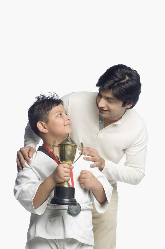 儿童,两个人,家庭,父亲,儿子,站,笑,微笑,露齿笑,竖图,室内,白天,白色背景,侧面,纯洁,成功,胜利,亚洲,服装,拿,拿着,注视,小孩,衣服,白色,观察,看,站着,温暖,温馨,父子,一家人,面对面,父爱,光彩,可爱,童年,童趣,摄影,服饰,影棚,观看,和睦,察看,衣着,穿着,关注,荣誉,奖品,童真,烂漫,无邪,跆拳道服,荣耀,衣饰,光荣,天真,男孩,男人,男性,年轻男性,亚洲人,印度人,孩子,年轻人,站立,半身,彩图,影棚拍摄,拍摄,融洽,奖杯,男生,练功服