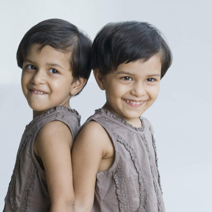 儿童,两个人,家庭,站,笑,微笑,露齿笑,横图,室内,白天,白色背景,侧面,纯洁,亚洲,服装,注视,休闲装,小孩,衣服,观察,看,站着,休闲,温暖,温馨,一家人,休闲服,可爱,童年,童趣,摄影,服饰,影棚,观看,和睦,察看,关注,童真,烂漫,无邪,天真,男孩,男人,男性,亚洲人,印度人,站立,半身,彩图,影棚拍摄,拍摄,融洽,男生