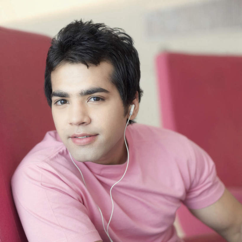 一个人,站,笑,微笑,横图,室内,白天,正面,亚洲,仅一个男性,仅一个人,服装,朦胧,模糊,注视,休闲装,仅一个年轻男性,衣服,观察,看,站着,休闲,休闲服,服饰,观看,察看,关注,男人,男性,年轻男性,亚洲人,印度人,站立,半身,彩图